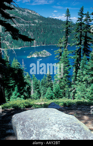 Emerald Bay a Lake Tahoe California pulire chiaro di approvvigionamento di acqua potabile in alta Sierra Mountains Foto Stock