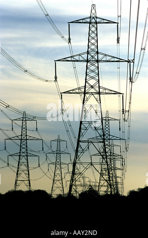 275.000 volt tralicci di energia elettrica, Clopton, Suffolk, Regno Unito. Foto Stock