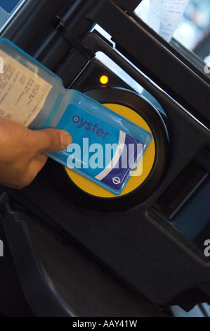 Mano azienda Oyster travel card reader sui trasporti di Londra Inghilterra Foto Stock