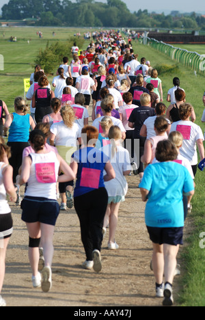 Le donne in cancro gara di carità per la vita a Warwick Racecourse, Warwickshire, Inghilterra, Regno Unito Foto Stock