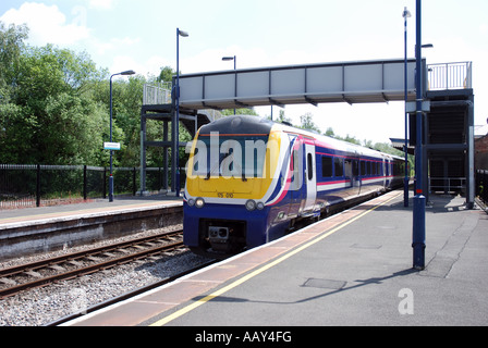 Arriva la classe 175 treno diesel a Leominster stazione ferroviaria, Herefordshire, England, Regno Unito Foto Stock