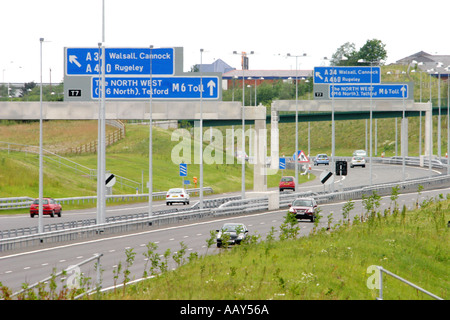 Segni e caselli sulla M6 Toll Road Inghilterra Foto Stock