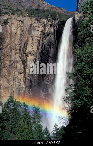 Rainbow alla base del velo nuziale cascate Yosemite Valley in Sierra Mountains in California Foto Stock