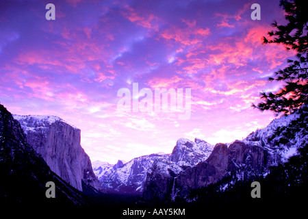 Colorato tramonto in inverno e nuvole sulla valle di Yosemite nel Parco Nazionale di Yosemite in California Foto Stock