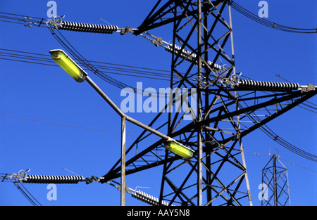 275.000 volt di alimentazione i cavi e le luci di strada, Ipswich, Suffolk, Regno Unito. Foto Stock