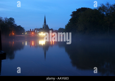 Il fiume Tamigi di notte con vista della chiesa a Abingdon Foto Stock