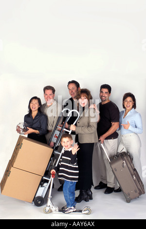 Gruppo di persone felici e coppie con pranzo scatole e valigie verticali in movimento Foto Stock