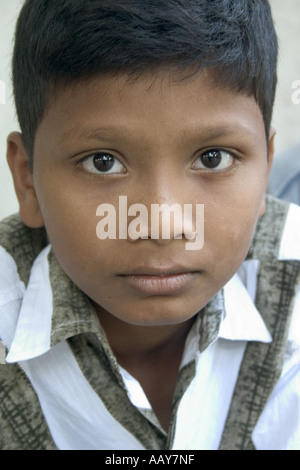 RSC78683 ragazzo indiano occhi innocenza Bombay Mumbai India Maharashtra Modello rilasciato 542 Foto Stock