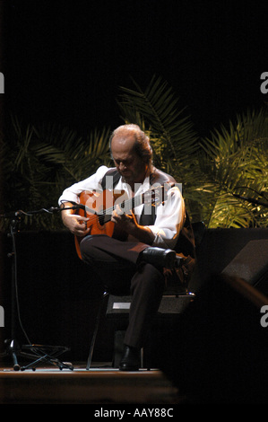 Maestro spagnolo chitarrista Paco de Lucia in concerto Zaragoza 2004 Nano Calvo Visual scritto Foto Stock