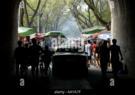 Cina Shaanxi Xian persone e auto all'interno del tunnel Foto Stock