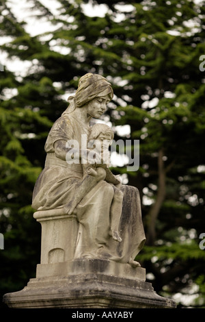 Statua che mostra una madre in una lettura headress al suo bambino Foto Stock