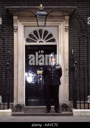 Numero 10 dieci Downing agente della polizia di strada davanti alla porta principale ufficiale del primo Ministro Londra, stampa domestica, luci, riflessioni Westminster, Inghilterra, Regno Unito Foto Stock