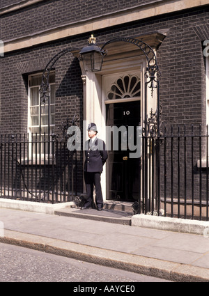 Numero 10 dieci Downing Street davanti alla porta e ufficiale di polizia di servizio in uniforme presso la residenza ufficiale dei primi ministri City of Westminster Londra Inghilterra Regno Unito Foto Stock