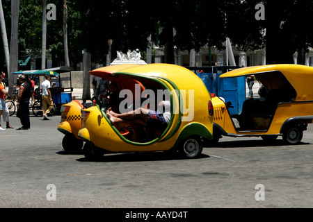 Coco taxi di Parque Central in Havana Cuba Fotografia di Brendan Duffy Foto Stock