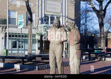 A piedi di statue in Davis Square Somerville Massachusetts Foto Stock