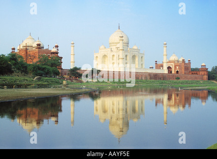 INDIA Uttar Pradesh Agra il Taj Mahal di fronte fiume Yamuna Foto Stock