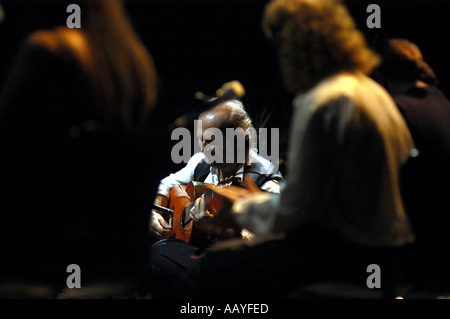 Maestro spagnolo chitarrista Paco de Lucia in concerto Zaragoza 2004 Nano Calvo Visual scritto Foto Stock