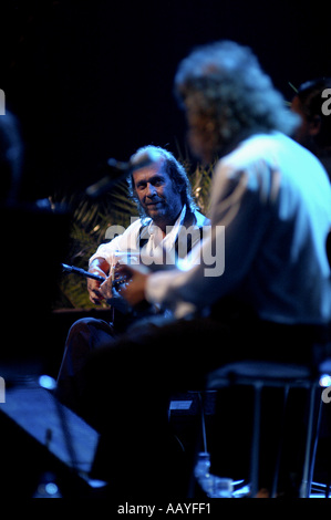 Maestro spagnolo chitarrista Paco de Lucia in concerto Zaragoza 2004 Nano Calvo Visual scritto Foto Stock