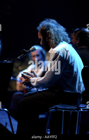 Il cantante di flamenco e maestro spagnolo chitarrista Paco de Lucia dietro in concerto Zaragoza 2004 Nano Calvo Visual scritto Foto Stock