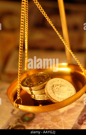 Pound monete in pan di bilance Foto Stock