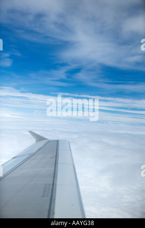 Aeroplani ala in cielo blu con nuvole bianche antenna di aeromobili in aereo Foto Stock