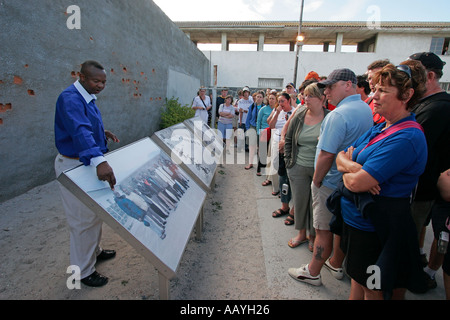 Sud Africa Robben Island isola prigione di Nelson Mandela durante l'apartheid ex prigioniero con turisti Foto Stock