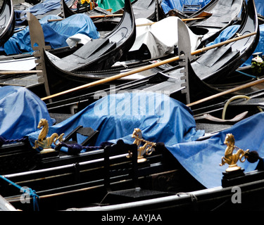 Gondole parcheggiato su venezia canal Foto Stock