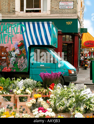 Portobello Road angolo fiorito van e fiori in stallo (van ora scartati) Foto Stock