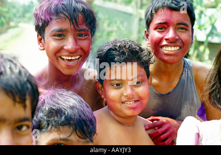 Giovani ragazzi celebrano Holi festival sul fiume isola di Majuli, Assam Foto Stock
