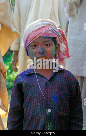 Ragazzo giovane celebra Holi festival presso il Benegenaati Sattra sul fiume isola di Majuli, Assam. Foto Stock