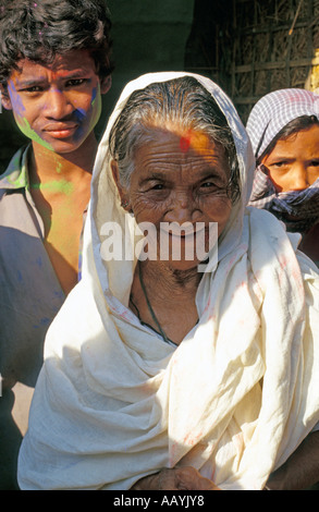 Donna anziana celebra Holi festival presso il Benegenaati Sattra sul fiume isola di Majuli, Assam. Foto Stock