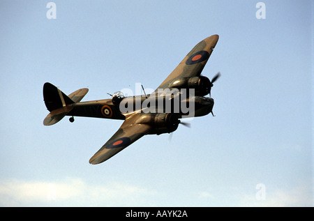 WW2 Bristol Blenheim Bomber sorvolano Rougham airfield vicino a Bury St Edmunds, Suffolk, Regno Unito. Foto Stock