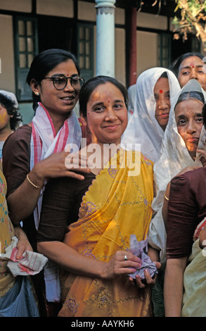 Donna celebrare Holi festival presso il Benegenaati Sattra sul fiume isola di Majuli, Assam. Foto Stock