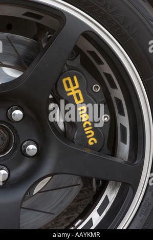 In prossimità del disco e pinza su una prestazione modificati race car Foto Stock