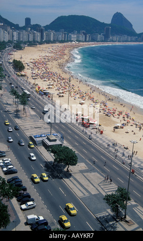 Spiaggia di Copacabana e Avenida Atlantica withSugar focaccia in background, Rio de Janeiro, Brasile Foto Stock