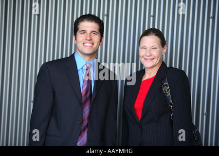 Giovane imprenditore e imprenditrice maturo ritratto Foto Stock