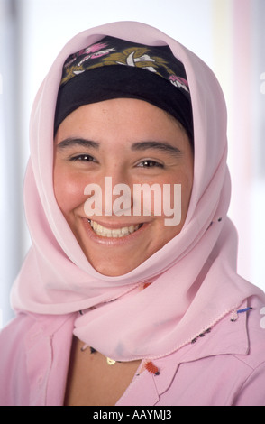 Ritratto di un musulmano ragazza adolescente Foto Stock