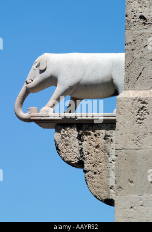 Statua di elefante marcatura entrata alla Torre dell'Elefante. Castello di Cagliari, Sardegna Foto Stock