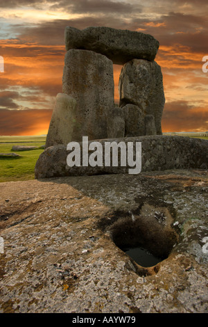 Stonehenge sito patrimonio mondiale nel cuore del Wiltshire, Inghilterra enhanced sky Foto Stock