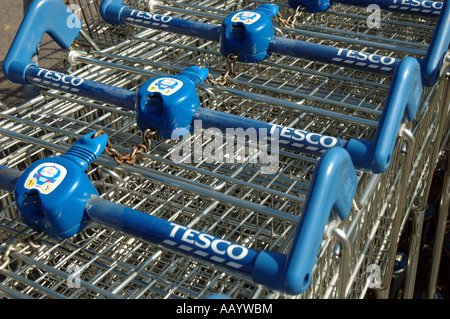 Fila di Tesco carrelli della spesa, close-up Foto Stock