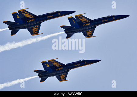 Stati Uniti Navy Blue Angels FA18 Hornet jet da combattimento in squadra di precisione durante il volo Air Show Thunder su Louisville Foto Stock