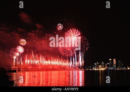 Thunder su Louisville i fuochi d'artificio sul Fiume Ohio durante il Kentucky Derby Festival celebrazione Louisville Kentucky Foto Stock