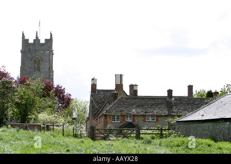 Chiesa e cottage a Coleshill, National Trust villaggio di proprietà in Oxfordshire Foto Stock