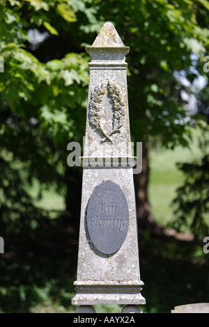 Grave e Memoriale di Ian Fleming autore del James Bond 007 romanzi Foto Stock