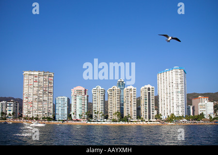 I condomini e alberghi accanto alla spiaggia della baia di Acapulco Acapulco, Guerrero Membro, Messico Foto Stock