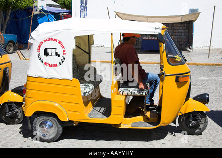 Taxi alla banchina, San Pablo Villa de Mitla, Mitla, vicino a Oaxaca, Stato di Oaxaca, Messico Foto Stock