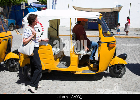 Taxi alla banchina, San Pablo Villa de Mitla, Mitla, vicino a Oaxaca, Stato di Oaxaca, Messico Foto Stock