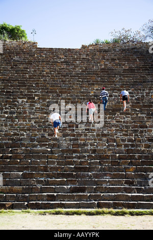 Plataforma Sur, piramide a sud di Monte Alban sito archeologico di Monte Alban, vicino a Oaxaca, Stato di Oaxaca, Messico Foto Stock