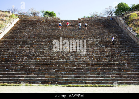 Plataforma Sur, piramide a sud di Monte Alban sito archeologico di Monte Alban, vicino a Oaxaca, Stato di Oaxaca, Messico Foto Stock