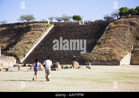 Plataforma Sur, piramide a sud di Monte Alban sito archeologico di Monte Alban, vicino a Oaxaca, Stato di Oaxaca, Messico Foto Stock